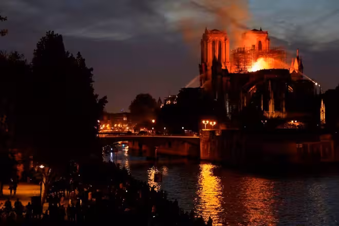 Notre Dame brucia Notre Dame brucia